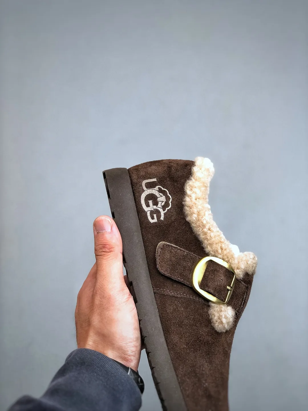 💰520 supports the store K T/UGG Sko A/S new styles. Popular models with good looks. Thick-soled dad shoes. A must-have. Fashionable in the old days. Simple and high-end. Very comfortable to wear casually. Must-have items of the year. The latest catwalk model sports white shoes that are popular among domestic and foreign bloggers. The upper foot is full of aura and can be matched casually. It is made of first-layer cowhide material. Silk cowhide lining is used. Original T vacuum thick sole. Retro color rubbing and distressing. Item number: 202510103633 Size: 35-40